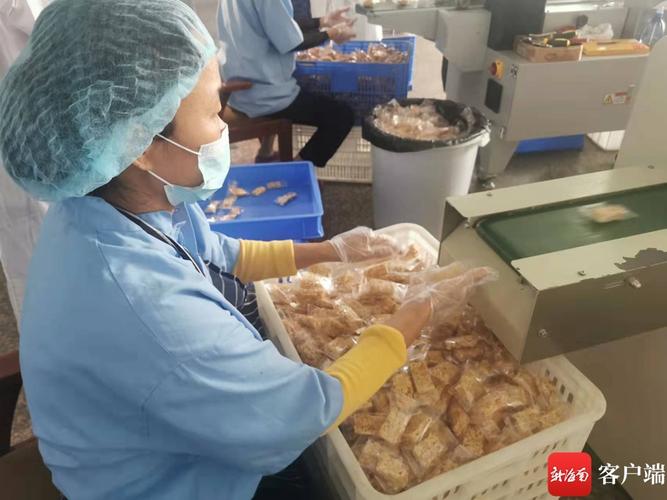 龙泉人食品工厂采用生产线作业.